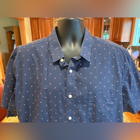 UNTUCKit men’s short sleeve button front shirt. Sharp Navy Blue with Red Pattern - Picture 4 of 7